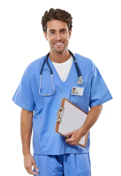 Чекаю і готовий допомогти. Студійний портрет молодого лікаря, який тримає буфер обміну . — стокове фото