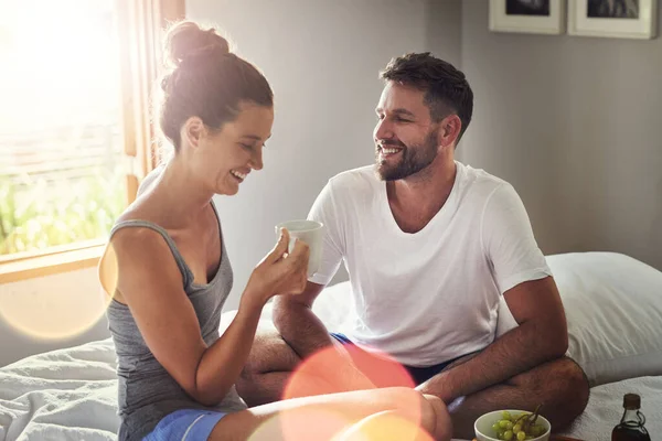 Nadie puede hacerme reír de la manera que él puede. Recorte de una feliz pareja joven disfrutando del desayuno en la cama juntos en casa. — Foto de Stock