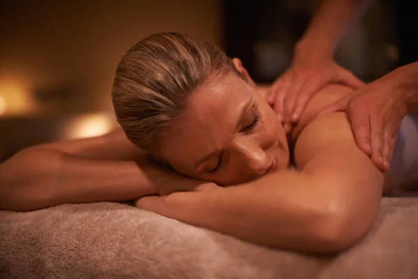 Massera bort stressen. Beskuren bild av en kvinna på en dag spa få en massage. — Stockfoto