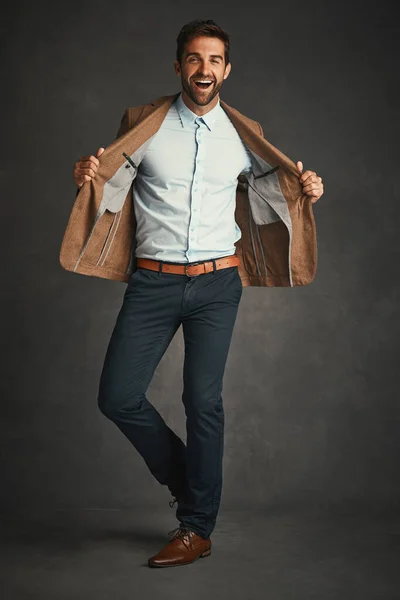 Kleed je altijd als de beste dag van je leven. Studio shot van een knappe jonge man poseren tegen een grijze achtergrond. — Stockfoto