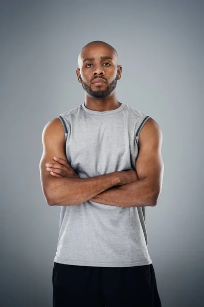 El fitness es parte de mí. Foto de un joven deportivo posando sobre un fondo gris. —  Fotos de Stock