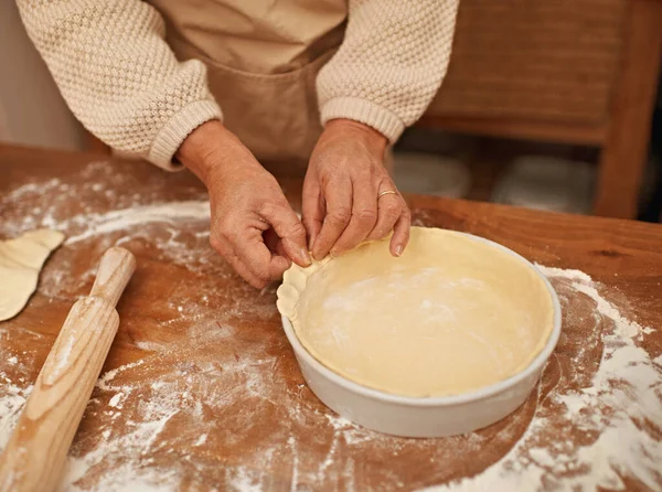 Hecho con amor.... Una vista recortada de las manos trabajando la masa mientras se hornea en una cocina. — Foto de Stock