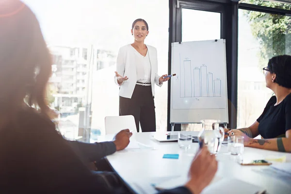 Alla tankar på hur vi kan göra ännu bättre ifrån oss. Skott av företagare som har ett möte i styrelserummet. — Stockfoto