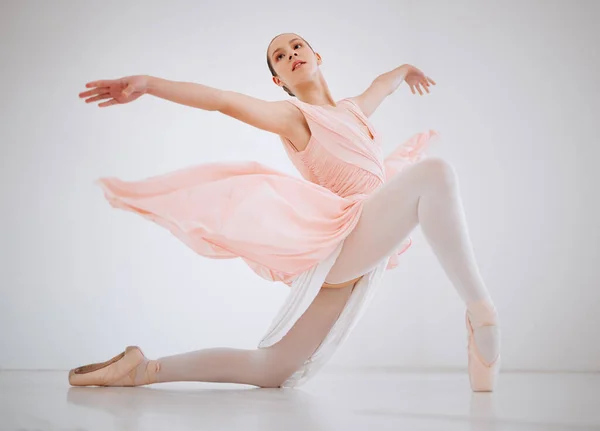 Tancuj celým svým srdcem. Plná délka záběr atraktivní mladé baletky cvičit ve svém tanečním studiu. — Stock fotografie