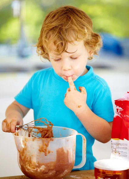烹饪艺术的未来。一个涂满面团和面粉的小男孩. — 图库照片