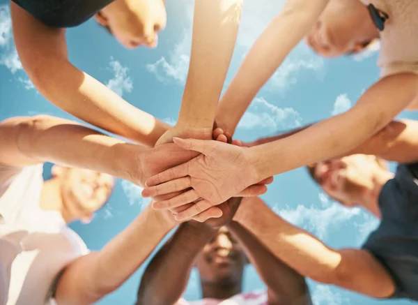 Nada supera o laço da verdadeira amizade. Foto de baixo ângulo de um grupo de jovens unindo as mãos em solidariedade. — Fotografia de Stock