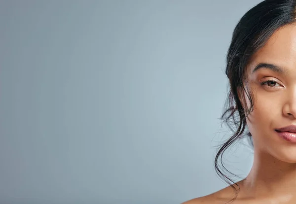 El cuidado de la piel es una inversión. Retrato de estudio de una joven atractiva posando sobre un fondo gris. — Foto de Stock