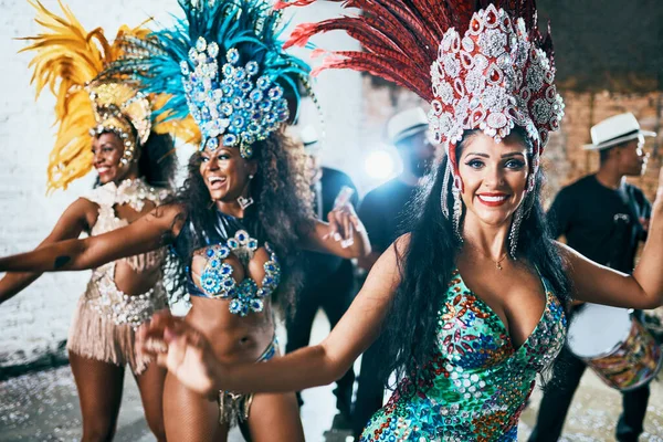 Nous sommes là pour vous divertir. Plan recadré de magnifiques danseurs de samba se produisant dans un carnaval avec leur groupe. — Photo