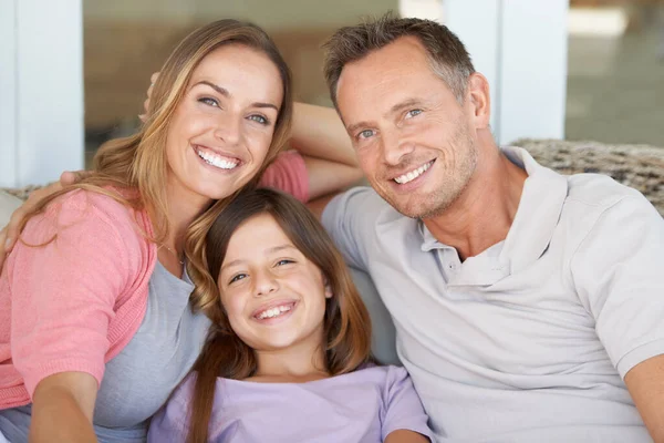 Geluk is thuis gemaakt. Een bijgesneden opname van een prachtige familie ontspannen comfortabel thuis. — Stockfoto