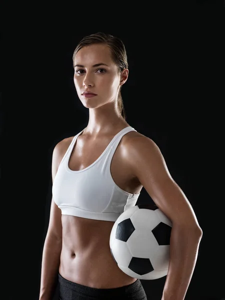 Připraven k odpálení míče. Portrét atletické mladé ženy připravené hrát fotbal. — Stock fotografie