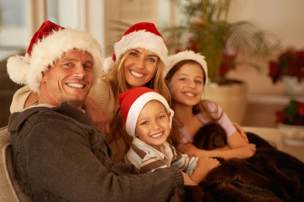 Momentos familiares na época do Natal. Retrato de uma jovem família feliz no dia de Natal. — Fotografia de Stock