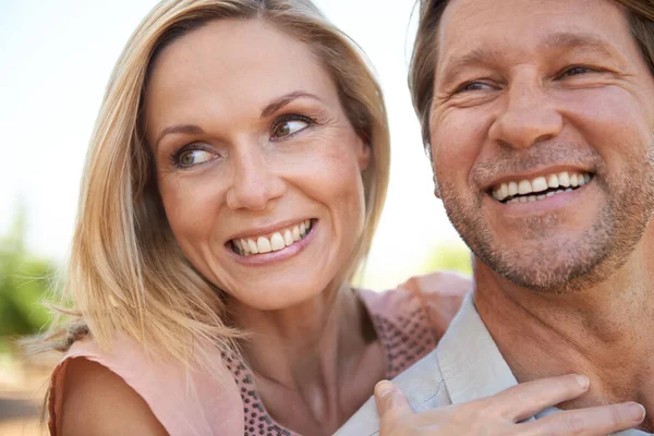 Hij maakt me nog steeds duizelig. Shot van een gelukkig volwassen paar genieten van een dag buiten. — Stockfoto