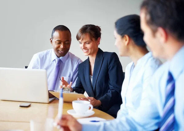 Lächeln über Vorschlag. Führungskräfte lächeln beim Anschauen von Vorschlägen. — Stockfoto