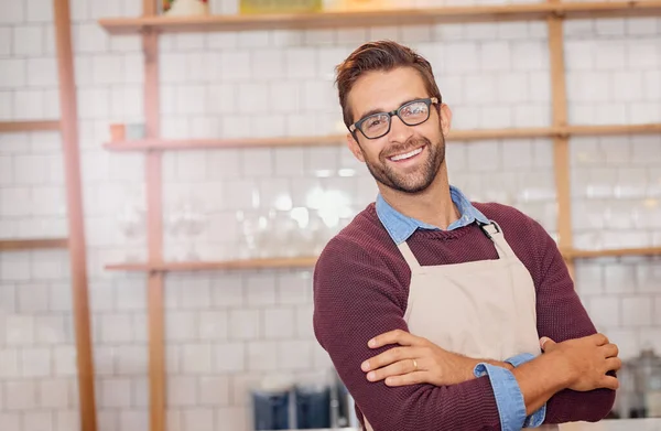 Transformei a minha obsessão por café numa carreira. Retrato de um empresário feliz posando atrás do balcão em seu café. — Fotografia de Stock