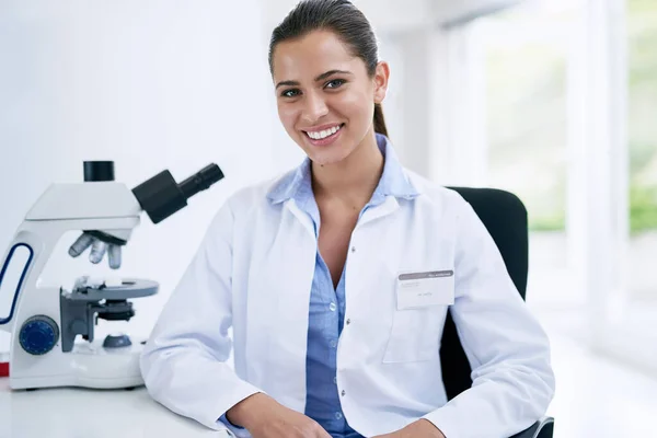 과학에 대해 궁금 해 하고 탐구하는 것이 너무나 도많습니다. 실험실에서 일하는 젊은 여성 과학자의 모습. — 스톡 사진