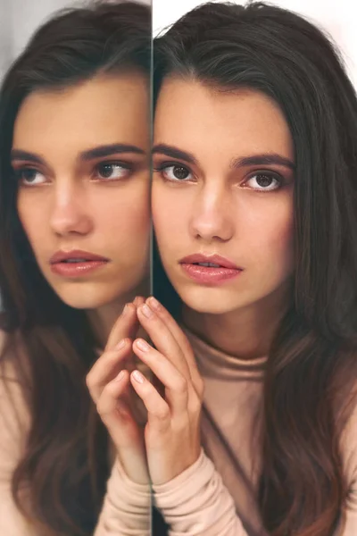 당신에게는 두 가지 면 이 있고, 둘 다 아름답습니다. 거울에 기대어 있는 아름다운 젊은 여자의 모습. — 스톡 사진