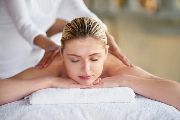 Deixe toda a tensão desaparecer. Tiro de uma jovem mulher desfrutando de uma massagem no spa. — Fotografia de Stock