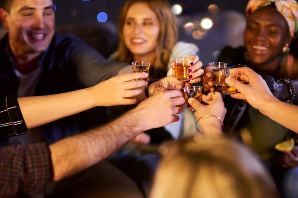 İçki içip kaynaşıyoruz. Bir grup arkadaşın bir gece kulübünde eğlenirken çekilmiş görüntüleri.. — Stok fotoğraf