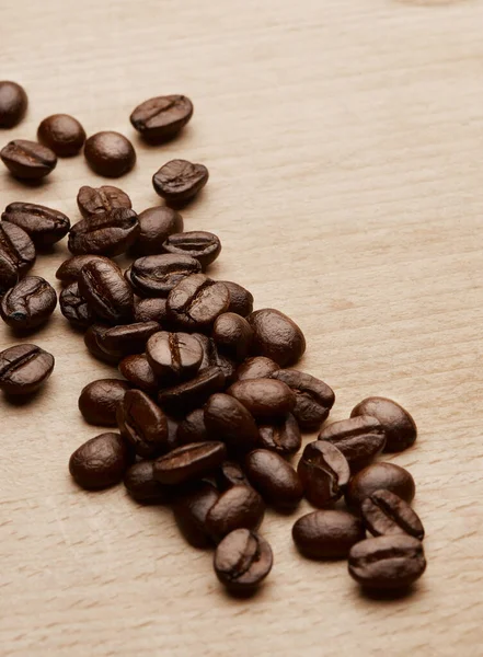 Nincs olyan, hogy túl sok kávé. Egy kis kávébab egy fa pulton.. — Stock Fotó