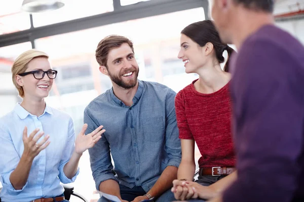 La comunicación funciona para aquellos que trabajan en ella. Recorte de colegas teniendo una discusión en la oficina. — Foto de Stock