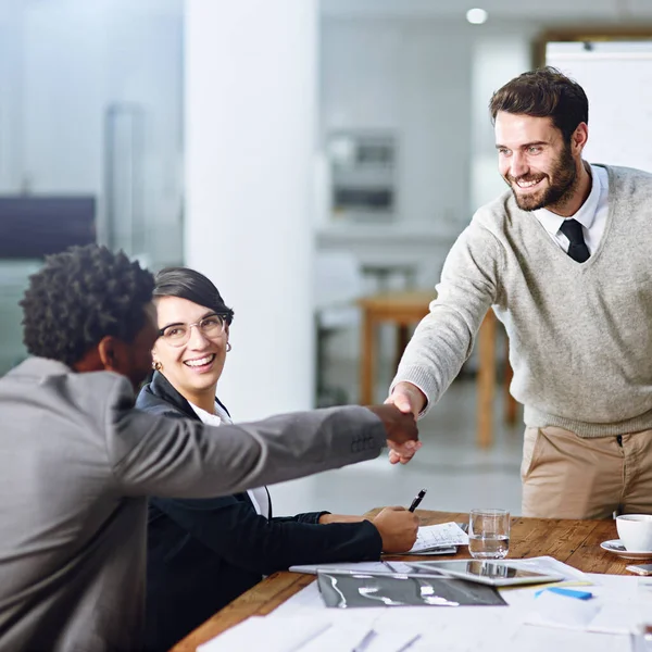 Een ander uitzonderlijk lid van het team verwelkomen. Gehakt schot van zakenmensen schudden handen tijdens een vergadering in een kantoor. — Stockfoto