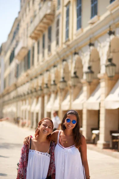 Sightseeing with my sister. Cropped portrait of two young attractive sisters travelling in a foreign city. — Stock Photo, Image