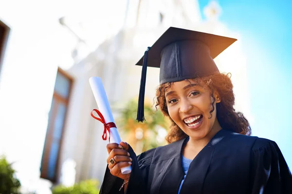 Vale la pena los años de duro trabajo. Recorte de una joven feliz sosteniendo su certificado en el día de la graduación. — Foto de Stock
