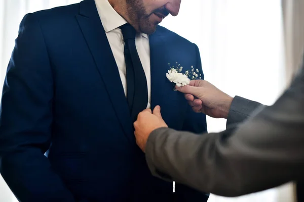 Ik zorg ervoor dat hij de best geklede is vandaag. Schot van een onherkenbare getuige die de bruidegom helpt zich aan te kleden op zijn trouwdag.. — Stockfoto