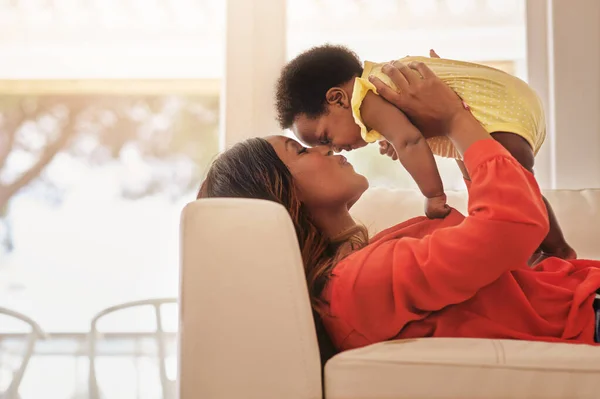 Jij bent mijn definitie van perfect. Shot van een moeder houden van haar baby terwijl liggend op haar bank thuis. — Stockfoto