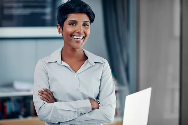 Förtroende och framgång är den perfekta matchningen. Porträtt av en ung affärskvinna stående på sitt kontor. — Stockfoto