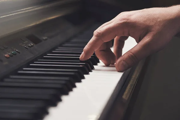 Το κλειδί της μουσικής. Περικοπή πυροβολισμό ενός ανθρώπου χέρι σε ένα πιάνο πληκτρολόγιο. — Φωτογραφία Αρχείου