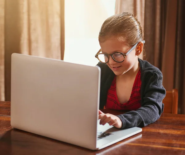 Vou encomendar os meus próprios brinquedos... Tiro de uma menina usando um laptop em casa. — Fotografia de Stock