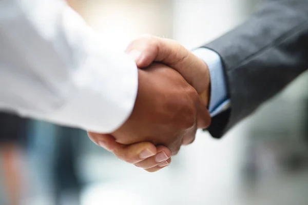 Lasst uns darüber nachdenken. Nahaufnahme von Geschäftsleuten beim Händeschütteln in einem Büro. — Stockfoto