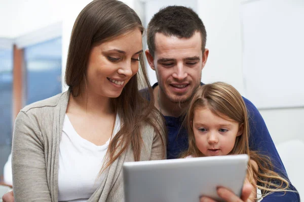 La tecnologia ci aiuta a connetterci con la famiglia. Una famiglia che usa il suo nuovo pad digitale. — Foto Stock