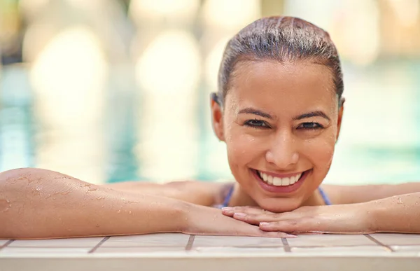 Só estás a um passo de um bom humor. Tiro de uma jovem mulher relaxando na piscina em um spa. — Fotografia de Stock