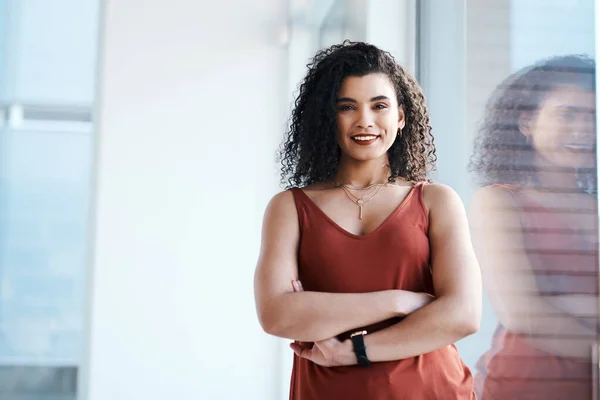 A los que trabajan duro les pasan cosas buenas. Retrato recortado de una atractiva joven empresaria de pie con los brazos cruzados solo en su oficina. —  Fotos de Stock