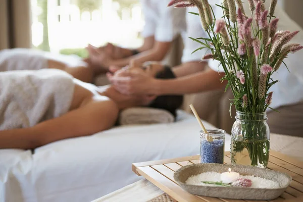 Die beruhigende Wirkung von Kristallen. Schuss von einem reifen Paar genießen eine entspannende Massage. — Stockfoto