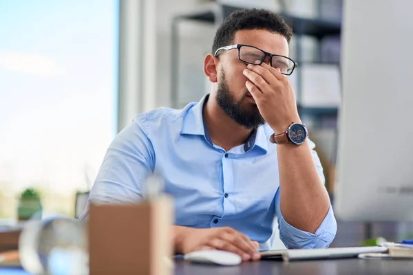 Outra vez não. Tiro cortado de um belo jovem empresário sentado sozinho em seu escritório e se sentindo estressado durante o dia. — Fotografia de Stock