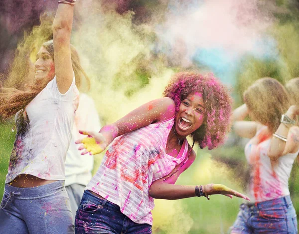 Having fun with friends and colors. Shot of happy friends having fun with powder paint. — Stock Photo, Image