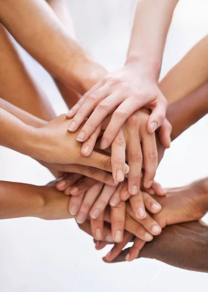 Solidariteit tonen. Schot van een groep mensen die hun handen bij elkaar steken.. — Stockfoto