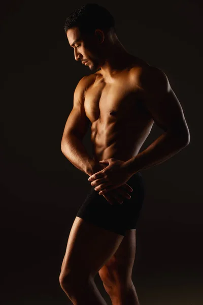 Η πειθαρχία είναι ο ισχυρότερος μυς που υπάρχει. Στιγμιότυπο από έναν γυμνασμένο νεαρό που ποζάρει πάνω σε μαύρο φόντο. — Φωτογραφία Αρχείου