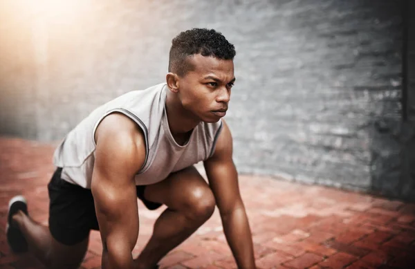 Je training is nooit voor niets. Opname van een sportieve jongeman die buiten traint. — Stockfoto