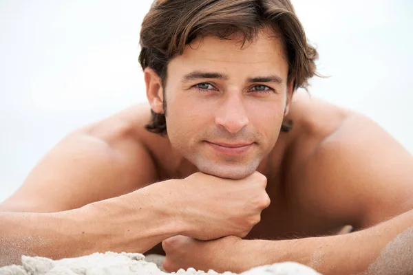 是时候放松了拍到一个英俊的年轻人在海滩享受放松的一天. — 图库照片