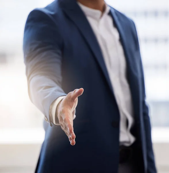Låt oss få detta att hända. Beskuren bild av en affärsman som håller ut handen för ett handslag. — Stockfoto