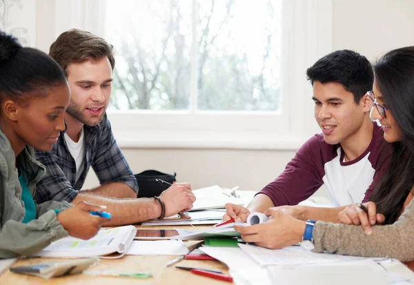 Estudiando con amigos. Recorte de un grupo de estudiantes universitarios en un grupo de estudio. — Foto de Stock