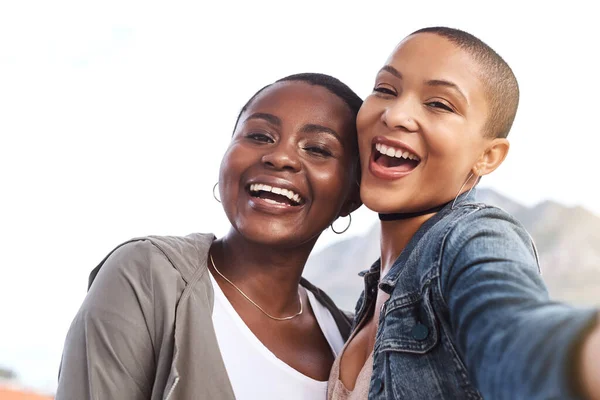 Mutlu kızlar en iyisidir. Şehirde selfie çekerken gülümseyen ve poz veren iki genç kadının portresi.. — Stok fotoğraf