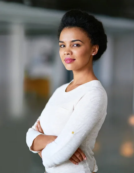 Ma umiejętności, by odnieść sukces. Przycięty portret młodej bizneswoman stojącej z rękami złożonymi w biurze. — Zdjęcie stockowe