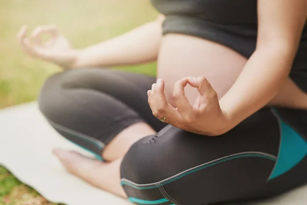 母親になる道を瞑想してる。外で瞑想する認識できない若い妊娠中の女性の作物のショット. — ストック写真