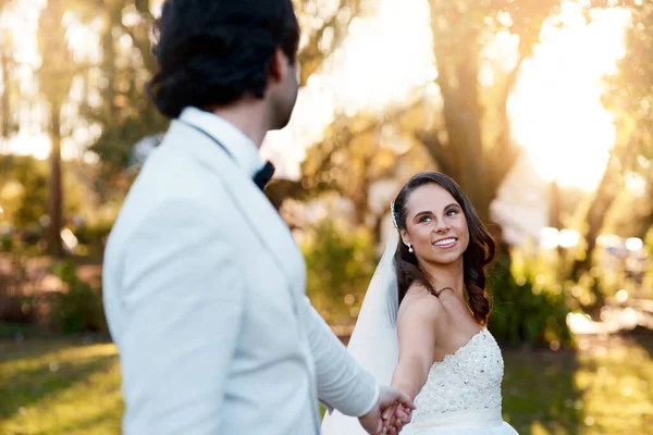 Äktenskap är ett löfte som väl vara tillsammans för livet. Beskuren bild av ett ungt par på deras bröllopsdag. — Stockfoto