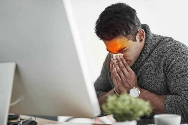 Má všechny příznaky chřipky. Vystřižený záběr mladého muže trpícího alergiemi. — Stock fotografie